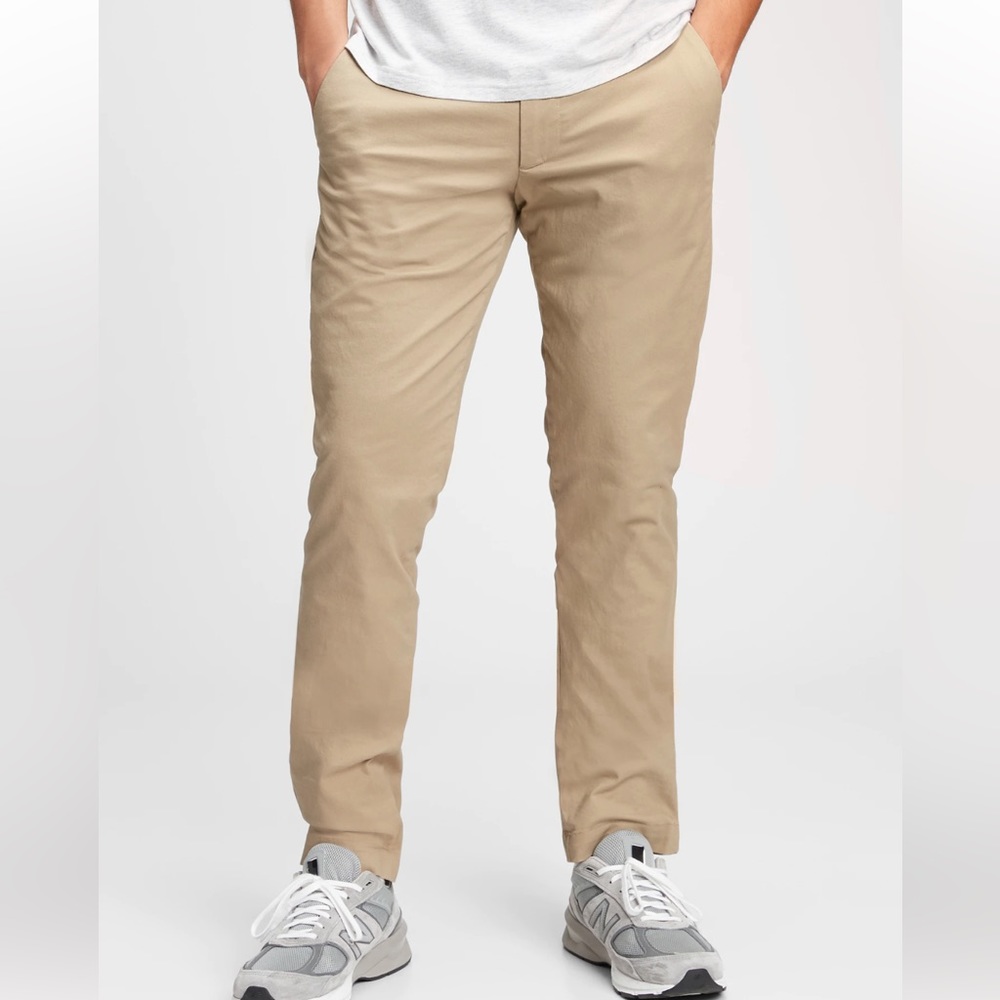 GAP Men’s Straight Fir Khakis